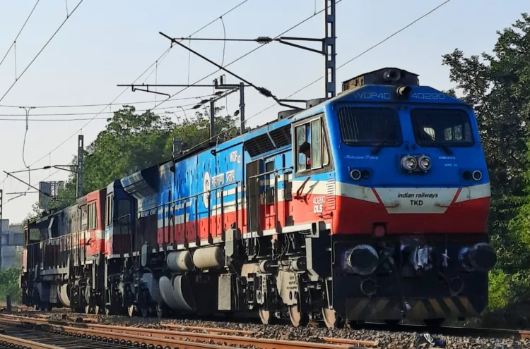 Indian Railways का नया कदम: RAC यात्रियों को मिली बड़ी राहत 1 Indian Railways RAC Update, Bedroll for RAC passengers, Railway AC Coach सुविधाएं, Reservation Against Cancellation, RAC और Waiting का अंतर, रेलवे नई सुविधाएं 2025, Sleeper Class RAC Seats, Indian Railways News, Bedroll Packet Details, Train Travel Updates।