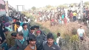 Jalgaon Train Accident, Pushpak Express Fire Rumor, Karnataka Express Tragedy, Ajit Pawar Statement on Train Accident, Maharashtra Train Accident, Railway Safety Jalgaon, Train Fire Rumor Deaths, Pushpak Express Jalgaon News, Train Accident in Maharashtra, Udal Kumar Fire Rumor, Vijay Kumar Train Accident, Chaiwala Train Accident News।