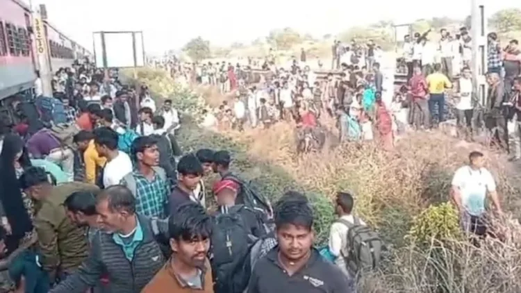 Jalgaon Train Accident, Pushpak Express Fire Rumor, Karnataka Express Tragedy, Ajit Pawar Statement on Train Accident, Maharashtra Train Accident, Railway Safety Jalgaon, Train Fire Rumor Deaths, Pushpak Express Jalgaon News, Train Accident in Maharashtra, Udal Kumar Fire Rumor, Vijay Kumar Train Accident, Chaiwala Train Accident News।