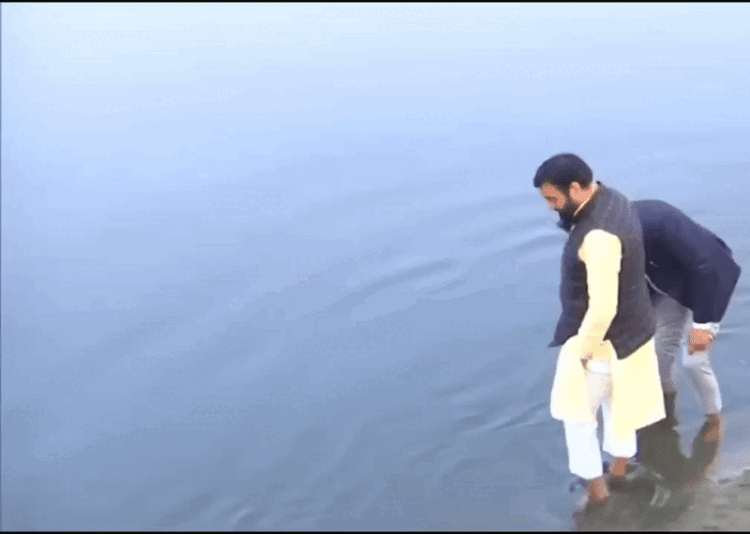 Yamuna Water Controversy: हरियाणा सीएम ने पिया यमुना का पानी, केजरीवाल को दिया जोरदार जवाब – 'पानी में जहर नहीं है!' 1 Yamuna Water Controversy