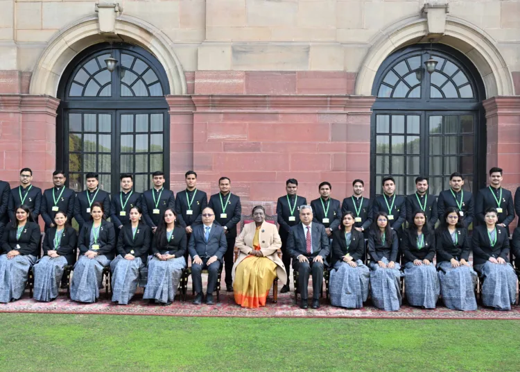 PROBATIONERS OF INDIAN STATISTICAL SERVICE CALL ON THE PRESIDENT