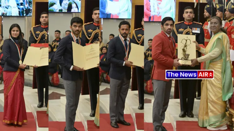 Manu Bhaker और Gukesh ने रचा इतिहास, President Murmu ने किया सम्मानित; जानें पूरी लिस्ट और Highlights! 1 President DroupadiMurmu presents the prestigious Major Dhyan Chand Khel Ratna Award