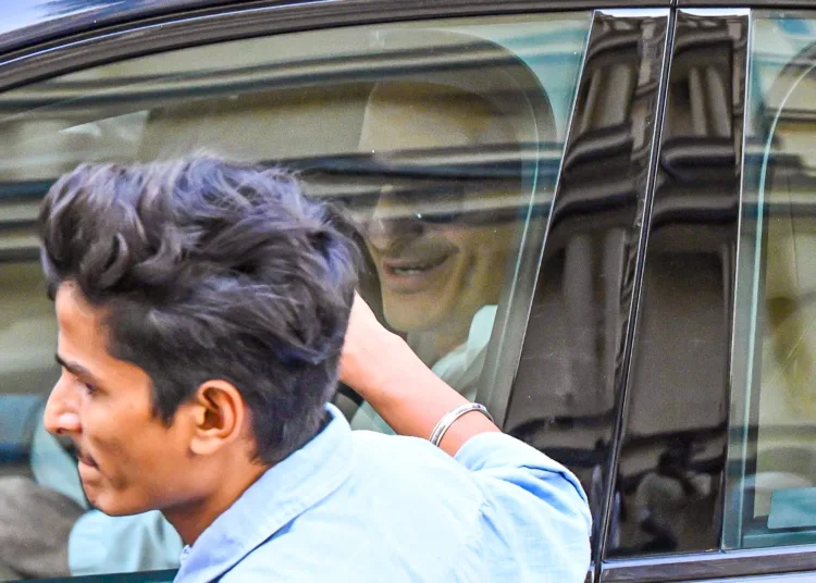 Saif Ali Khan Attack, सैफ अली खान हमला, Sanjay Nirupam Questions, संजय निरुपम सवाल, Lilavati Hospital, लीलावती अस्पताल, Mumbai Security, मुंबई सुरक्षा, Bollywood News, बॉलीवुड न्यूज, Quick Recovery, जल्दी ठीक होना, Conspiracy Theories, साजिश के सिद्धांत, Legal System Criticism, कानून व्यवस्था आलोचना.