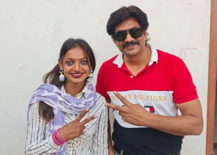 blue eyed viral girl Monalisa