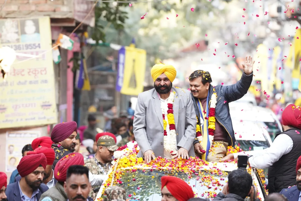 Bhagwant Mann ने लोगों से केजरीवाल को जीताने की अपील की, कहा - राजनीति के बजाय प्रगति को चुनें 2 01 2