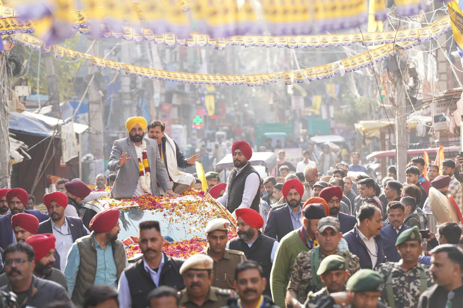 Bhagwant Mann ने लोगों से केजरीवाल को जीताने की अपील की, कहा - राजनीति के बजाय प्रगति को चुनें 3 02 2
