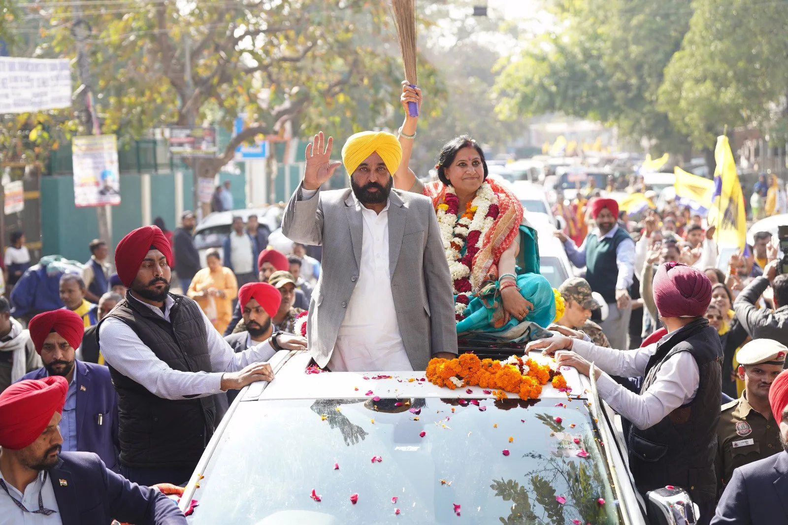 Bhagwant Mann ने लोगों से केजरीवाल को जीताने की अपील की, कहा - राजनीति के बजाय प्रगति को चुनें 6 05 1