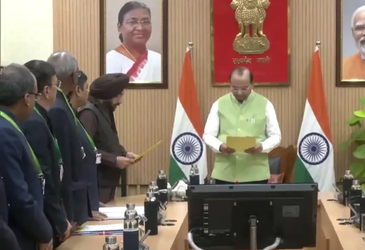 Arvinder Singh Lovely बने Delhi Assembly के Protem Speaker, LG Saxena ने दिलाई शपथ! 1 Arvinder Singh Lovely oath