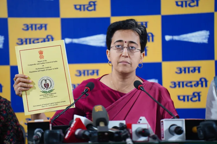 कैग रिपोर्ट से ‘‘आप’’ सरकार के दावे पर लगी मोहर, दिल्ली की पुरानी शराब नीति में डीलरों की कालाबाजारी 1 Atishi Cag Report