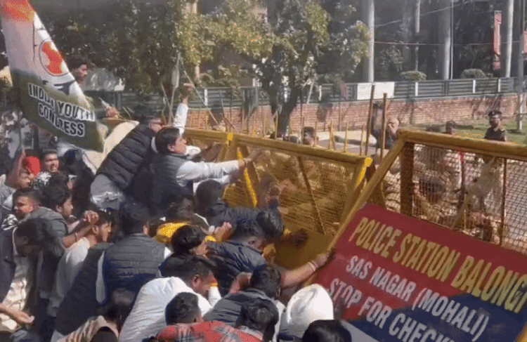 अमेरिका से बेड़ियों में लौटे भारतीय, चंडीगढ़ में कांग्रेस का BJP दफ्तर के बाहर हंगामा, पुलिस ने किया लाठीचार्ज 1 Congress Protest in Chandigarh