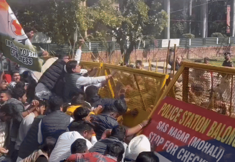 अमेरिका से बेड़ियों में लौटे भारतीय, चंडीगढ़ में कांग्रेस का BJP दफ्तर के बाहर हंगामा, पुलिस ने किया लाठीचार्ज 1 Congress Protest in Chandigarh