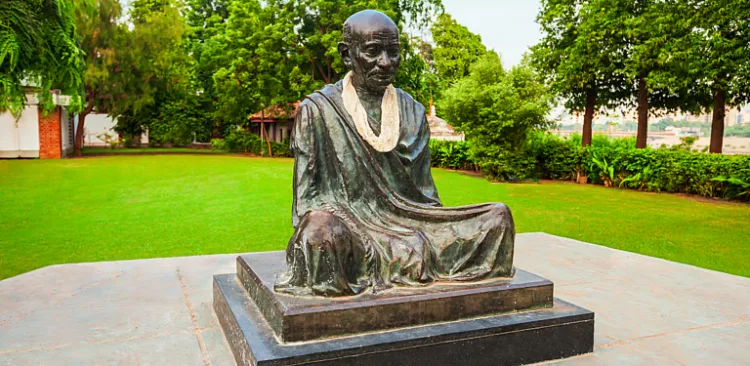 गांधी जी के ग्राम स्वराज को खत्म करने का सुझाव, केरल हाई कोर्ट के जस्टिस मुहम्मद मुस्ताक ने दिया बड़ा बयान! 1 Mahatma Gandhijis