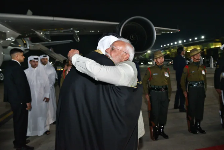 10 साल बाद भारत आए Qatar के Amir! खुद एयरपोर्ट पहुंचे PM Modi, बड़ी डील का इशारा? 1 Prime Minister Narendra Modi ( @narendramodi ) receives Amir of Qatar, Sheikh Tamim Bin Hamad Al-Thani