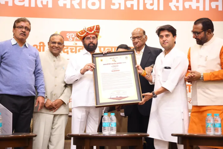 शरद पवार ने एकनाथ शिंदे को किया सम्मानित, उद्धव गुट में मचा बवाल! 1 Sharad Pawar honoured Eknath Shinde Uddhav Shiv Sena got angry Sanjay Raut reacts