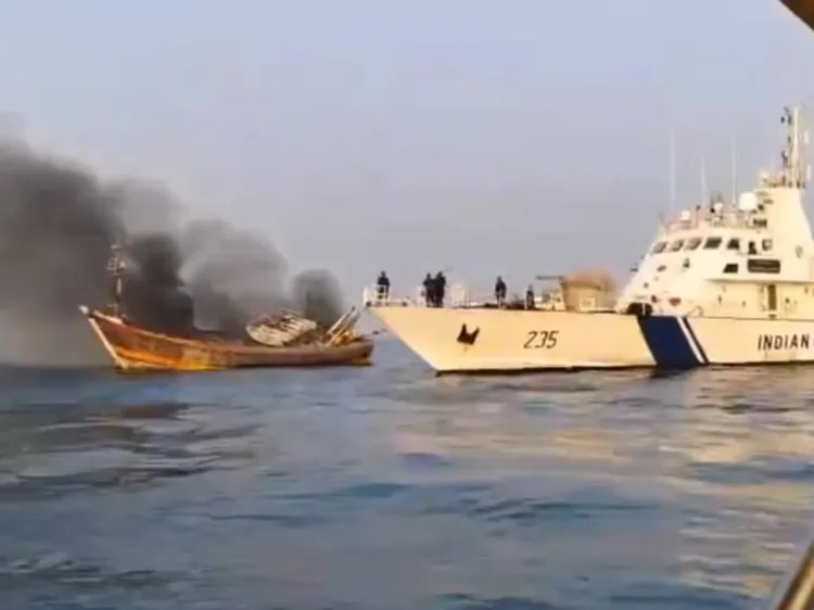 मुंबई के पास बीच समंदर में नाव में आग, 20 लोग थे सवार! देखें लाइव VIDEO 1 boat fire
