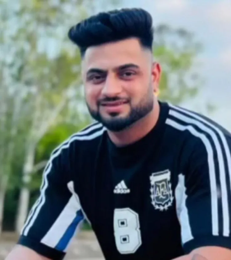 खरड़ के शिवजोत एन्क्लेव में जिम ट्रेनर गुरप्रीत सिंह की हत्या के बाद पुलिस जांच करती हुई