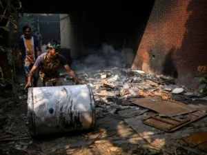 बांग्लादेश में हिंसा,शेख हसीना,बांग्लादेश में हसीना की वापसी,बांग्लादेश हिंसा,शेख हसीना की संपत्ति,शेख हसीना की नेटवर्थ,बांग्लदेश में मानी बात,बांग्लादेश में हिंदुओं पर अत्याचार,बांग्लादेश में हिंदुओं पर हुआ अत्याचार,बांग्लादेश इस्लामिक संगठन हिंसा,बांग्लादेश,बांग्लादेशी हिंदू,बांग्लादेश हिंदू मंदिर हमला,बांग्लादेश हिंदू विरोध प्रदर्शन,कौन हैं शेख हसीना,शेख मुजीबुर्रहमान,बांग्लादेश संकट,बांग्लादेश न्यूज,बांग्लादेश विरोध