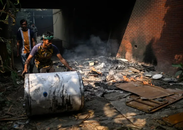 बांग्लादेश में हिंसा,शेख हसीना,बांग्लादेश में हसीना की वापसी,बांग्लादेश हिंसा,शेख हसीना की संपत्ति,शेख हसीना की नेटवर्थ,बांग्लदेश में मानी बात,बांग्लादेश में हिंदुओं पर अत्याचार,बांग्लादेश में हिंदुओं पर हुआ अत्याचार,बांग्लादेश इस्लामिक संगठन हिंसा,बांग्लादेश,बांग्लादेशी हिंदू,बांग्लादेश हिंदू मंदिर हमला,बांग्लादेश हिंदू विरोध प्रदर्शन,कौन हैं शेख हसीना,शेख मुजीबुर्रहमान,बांग्लादेश संकट,बांग्लादेश न्यूज,बांग्लादेश विरोध