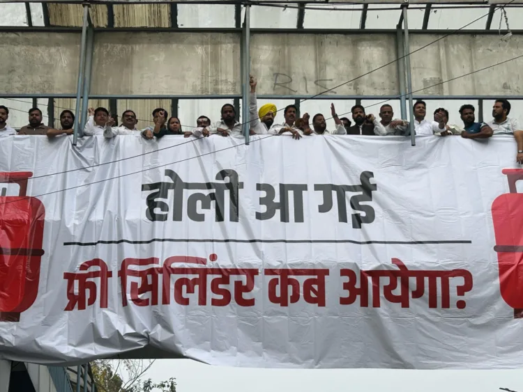 "आप" ने ह्यूमन बैनर के जरिए भाजपा को दिलाई याद, होली आ गई, फ्री सिलेंडर कब आएगा? 1 AAP Protest