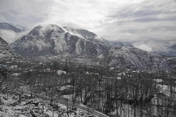 Jammu Kashmir Weather: जम्मू-कश्मीर में फिर बदलेगा मौसम, बारिश और बर्फबारी की वापसी, ठंड बढ़ने के आसार