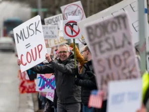 cockroaches in nasa office no toilet paper