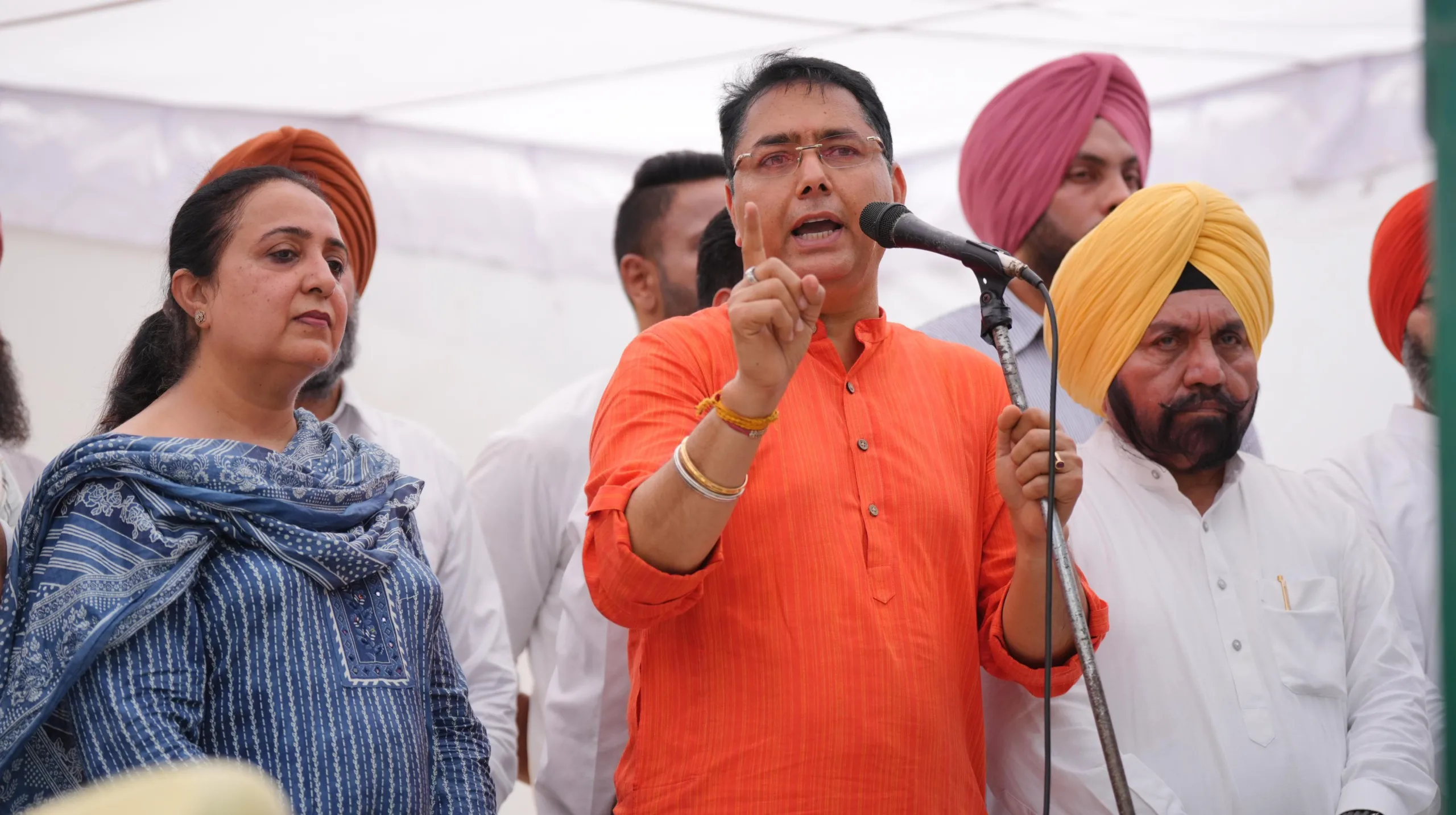 प्रताप बाजवा के खिलाफ ‘आप’ का हल्ला-बोल! हजारों वॉलंटियर्स ने किया जमकर प्रदर्शन 2 02 3 scaled