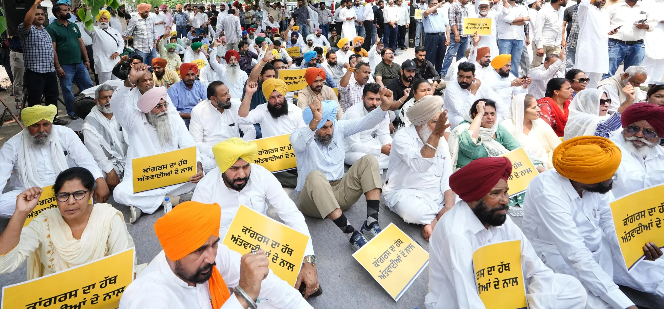 प्रताप बाजवा के खिलाफ ‘आप’ का हल्ला-बोल! हजारों वॉलंटियर्स ने किया जमकर प्रदर्शन 4 04 2 scaled