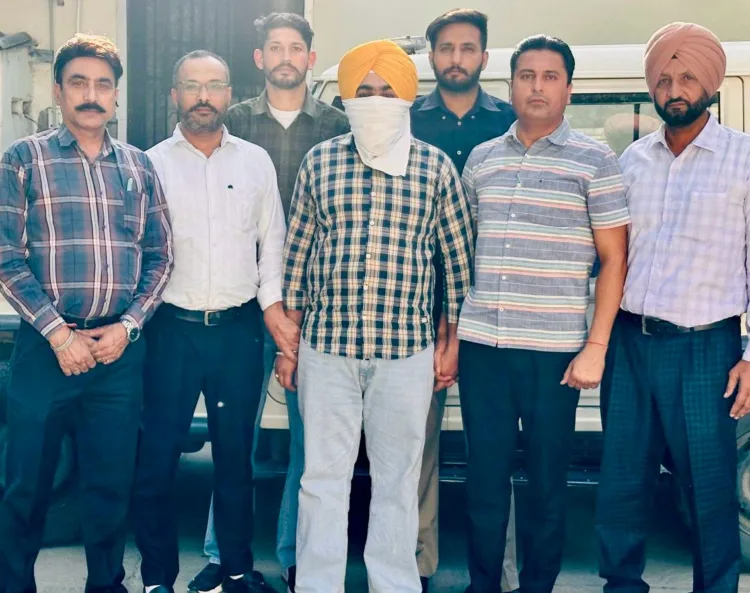 पंजाब सरकार का भ्रष्टाचार विरोधी अभियान: सतर्कता ब्यूरो द्वारा रिश्वत लेता क्लर्क रंगे हाथों काबू 1 Bribe