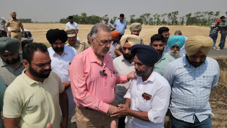 मंत्री द्वारा किसानों की तूड़ी के हुए नुकसान की भरपाई अपनी तनख्वाह में से करने का वादा 1 Dr. Balbir