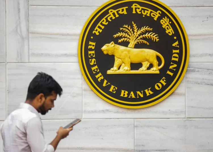 RBI to issue 10 rs 500 rs notes bearing signature of guv malhotra