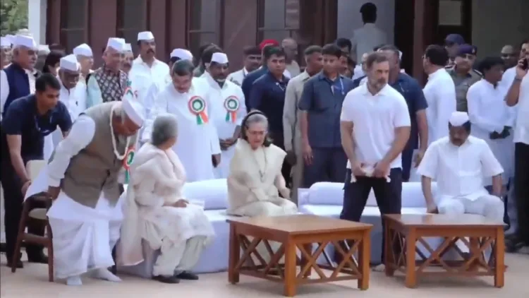 Congress में खरगे को क्यों मिला Side Chair? Sofa पर बैठे Rahul-Sonia पर मचा बवाल 1 Rahul and Sonia Gandhi