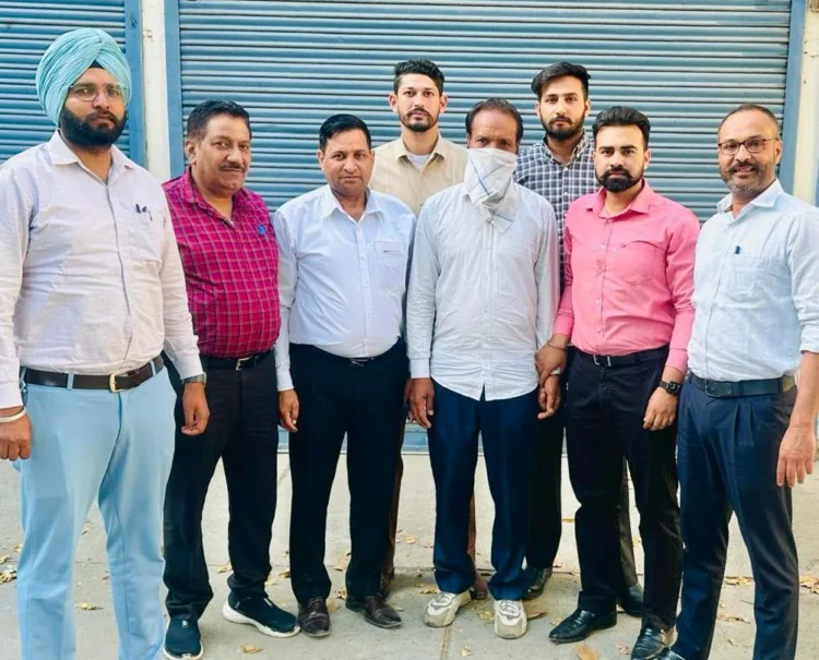 रिश्वत लेते हुये पी.एस.पी.सी.एल. लाइनमैन विजिलेंस ब्यूरो द्वारा काबू 1 bRIBE