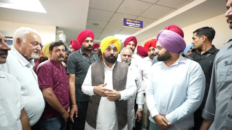 मुख्यमंत्री द्वारा मोहाली के सब-रजिस्ट्रार कार्यालय का औचक निरीक्षण 1 CM B Mann