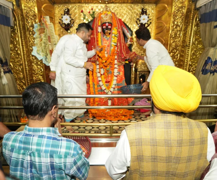 अरविंद केजरीवाल और भगवंत मान ने काली माता मंदिर में माथा टेका, मंदिर के कायाकल्प संबंधी योजना की घोषणा की 1 Kali Mata Mandir