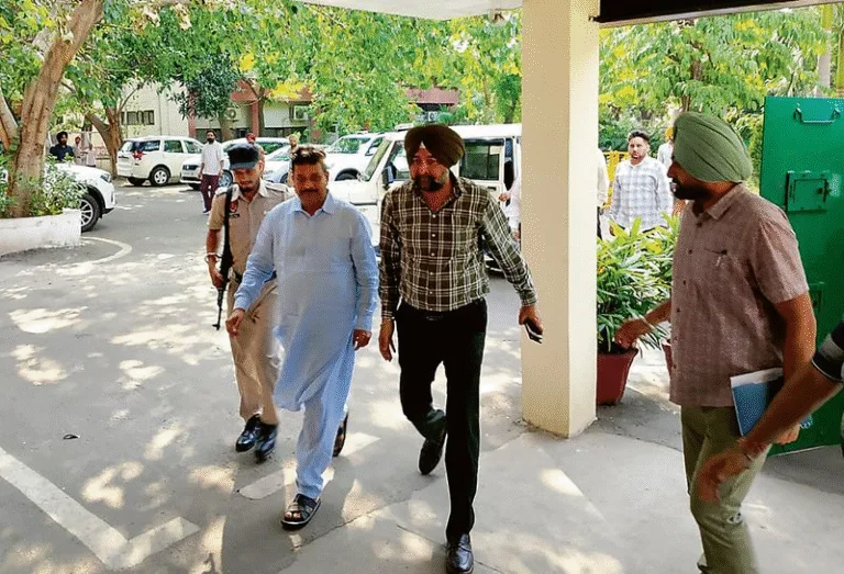 AAP MLA Raman Arora ED के सामने पेश, पार्टी में बढ़ी बेचैनी 14 MLA Raman Arora's arrest