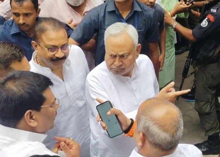 Nitish after meeting Modi suddenly reached JDU office talked to Umesh Kushwaha commotion increased