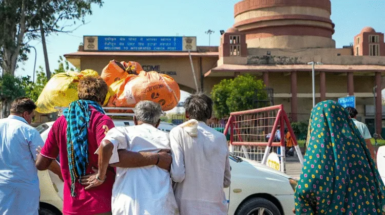 Pakistan ने खोला Attari-Wagah Border, अपने नागरिकों को वापस बुलाने लगा 1 PAkistan Open Gate