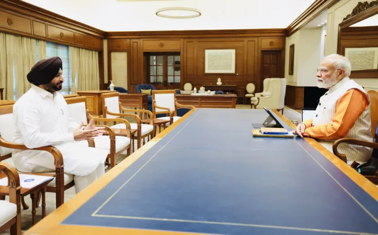 PM Modi से मिले Bittu, दी पाकिस्तान पर जीत की बधाई, दीं 2 खास धार्मिक किताबें! 1 PM Modi and MP Bittu