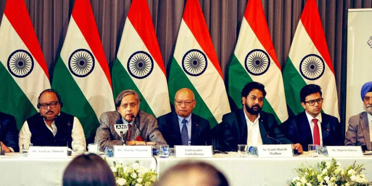 Operation Sindoor Diplomacy Victory भारत (India) को ऑपरेशन सिंदूर (Operation Sindoor) के मोर्चे पर कूटनीतिक बड़ी कामयाबी मिली है। पाकिस्तान (Pakistan) समर्थित आतंकियों के खिलाफ 7 मई को हुए सैन्य ऑपरेशन के संबंध में कोलंबिया (Colombia) ने पहले जो बयान दिया था, वह अब बदलने को तैयार हो गया है। कोलंबिया द्वारा आतंकियों की मौत पर चिंता जताने वाला बयान भारत के लिए चिंता का विषय बन गया था, लेकिन अब शशि थरूर (Shashi Tharoor) के नेतृत्व में गए सर्वदलीय प्रतिनिधिमंडल ने उस स्थिति को पूरी तरह पलट दिया है। कांग्रेस सांसद शशि थरूर ने स्पष्ट किया कि कोलंबिया ने अब अपने पुराने बयान को वापस लेने और भारत के समर्थन में नया बयान जारी करने की सहमति दे दी है। यह टिप्पणी थरूर के उस पहले बयान के बाद आई है, जिसमें उन्होंने कोलंबिया के रुख पर निराशा जताई थी। भारत के पूर्व अमेरिकी राजदूत और भाजपा (BJP) नेता तरनजीत सिंह संधू (Taranjit Singh Sandhu) ने बताया कि कोलंबिया सरकार को भारत सरकार का पूरा पक्ष प्रतिनिधिमंडल ने विस्तृत रूप से समझाया। उन्होंने कहा कि कोलंबिया के कार्यवाहक विदेश मंत्री (Acting Foreign Minister of Colombia) के साथ एक लंबी और गंभीर चर्चा हुई, जिसमें घटना के सभी बिंदुओं को समयबद्ध तरीके से रखा गया। उन्होंने माना कि पहले जो बयान जारी किया गया था, उसमें घटनाक्रम की कई अहम बातें छूट गई थीं। इस विषय पर कोलंबिया की उप विदेश मंत्री रोसा योलांडा विलाविसेनियों (Rosa Yolanda Villavicencio) ने भी बयान दिया। उन्होंने कहा कि भारत की ओर से दिया गया स्पष्टीकरण पूरी स्थिति को सही रूप से उजागर करता है और वे इस पर आगे बातचीत के लिए भी तैयार हैं। इस घटनाक्रम का महत्व इसलिए भी बढ़ जाता है क्योंकि कोलंबिया जल्द ही संयुक्त राष्ट्र सुरक्षा परिषद (UN Security Council) का सदस्य बनने जा रहा है, और ऐसे में उसका भारत के पक्ष में रुख अपनाना अंतरराष्ट्रीय स्तर पर भारत की स्थिति को मजबूत करेगा। इससे पहले शुक्रवार को शशि थरूर ने कोलंबिया के पुराने बयान की आलोचना करते हुए कहा था कि आतंक फैलाने वालों और आतंक से खुद को बचाने वालों के बीच कोई तुलना नहीं की जा सकती। थरूर ने कहा कि नई दिल्ली (New Delhi) के पास पक्के सबूत हैं कि 22 अप्रैल को पहलगाम (Pahalgam) में हुए हमले के पीछे पाकिस्तान समर्थित आतंकियों का हाथ था। इस आतंकी हमले में 26 निर्दोष भारतीय नागरिकों की जान चली गई थी। थरूर ने कहा, "भारत पिछले चार दशकों से आतंकवाद का सामना कर रहा है और अब केवल आत्मरक्षा के अपने अधिकार का प्रयोग कर रहा है। जिस तरह कोलंबिया ने खुद आतंकवाद से जूझा है, उसी तरह भारत भी लगातार आतंकी हमलों का शिकार रहा है।" भारत की इस कूटनीतिक जीत ने न केवल कोलंबिया का रुख बदला, बल्कि विश्व समुदाय के सामने भारत के आत्मरक्षा के अधिकार को मजबूती से स्थापित भी किया है।