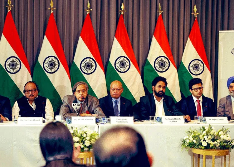 Operation Sindoor Diplomacy Victory भारत (India) को ऑपरेशन सिंदूर (Operation Sindoor) के मोर्चे पर कूटनीतिक बड़ी कामयाबी मिली है। पाकिस्तान (Pakistan) समर्थित आतंकियों के खिलाफ 7 मई को हुए सैन्य ऑपरेशन के संबंध में कोलंबिया (Colombia) ने पहले जो बयान दिया था, वह अब बदलने को तैयार हो गया है। कोलंबिया द्वारा आतंकियों की मौत पर चिंता जताने वाला बयान भारत के लिए चिंता का विषय बन गया था, लेकिन अब शशि थरूर (Shashi Tharoor) के नेतृत्व में गए सर्वदलीय प्रतिनिधिमंडल ने उस स्थिति को पूरी तरह पलट दिया है। कांग्रेस सांसद शशि थरूर ने स्पष्ट किया कि कोलंबिया ने अब अपने पुराने बयान को वापस लेने और भारत के समर्थन में नया बयान जारी करने की सहमति दे दी है। यह टिप्पणी थरूर के उस पहले बयान के बाद आई है, जिसमें उन्होंने कोलंबिया के रुख पर निराशा जताई थी। भारत के पूर्व अमेरिकी राजदूत और भाजपा (BJP) नेता तरनजीत सिंह संधू (Taranjit Singh Sandhu) ने बताया कि कोलंबिया सरकार को भारत सरकार का पूरा पक्ष प्रतिनिधिमंडल ने विस्तृत रूप से समझाया। उन्होंने कहा कि कोलंबिया के कार्यवाहक विदेश मंत्री (Acting Foreign Minister of Colombia) के साथ एक लंबी और गंभीर चर्चा हुई, जिसमें घटना के सभी बिंदुओं को समयबद्ध तरीके से रखा गया। उन्होंने माना कि पहले जो बयान जारी किया गया था, उसमें घटनाक्रम की कई अहम बातें छूट गई थीं। इस विषय पर कोलंबिया की उप विदेश मंत्री रोसा योलांडा विलाविसेनियों (Rosa Yolanda Villavicencio) ने भी बयान दिया। उन्होंने कहा कि भारत की ओर से दिया गया स्पष्टीकरण पूरी स्थिति को सही रूप से उजागर करता है और वे इस पर आगे बातचीत के लिए भी तैयार हैं। इस घटनाक्रम का महत्व इसलिए भी बढ़ जाता है क्योंकि कोलंबिया जल्द ही संयुक्त राष्ट्र सुरक्षा परिषद (UN Security Council) का सदस्य बनने जा रहा है, और ऐसे में उसका भारत के पक्ष में रुख अपनाना अंतरराष्ट्रीय स्तर पर भारत की स्थिति को मजबूत करेगा। इससे पहले शुक्रवार को शशि थरूर ने कोलंबिया के पुराने बयान की आलोचना करते हुए कहा था कि आतंक फैलाने वालों और आतंक से खुद को बचाने वालों के बीच कोई तुलना नहीं की जा सकती। थरूर ने कहा कि नई दिल्ली (New Delhi) के पास पक्के सबूत हैं कि 22 अप्रैल को पहलगाम (Pahalgam) में हुए हमले के पीछे पाकिस्तान समर्थित आतंकियों का हाथ था। इस आतंकी हमले में 26 निर्दोष भारतीय नागरिकों की जान चली गई थी। थरूर ने कहा, "भारत पिछले चार दशकों से आतंकवाद का सामना कर रहा है और अब केवल आत्मरक्षा के अपने अधिकार का प्रयोग कर रहा है। जिस तरह कोलंबिया ने खुद आतंकवाद से जूझा है, उसी तरह भारत भी लगातार आतंकी हमलों का शिकार रहा है।" भारत की इस कूटनीतिक जीत ने न केवल कोलंबिया का रुख बदला, बल्कि विश्व समुदाय के सामने भारत के आत्मरक्षा के अधिकार को मजबूती से स्थापित भी किया है।