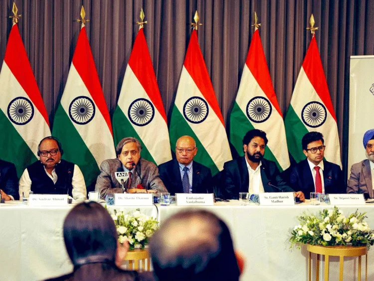 Operation Sindoor Diplomacy Victory भारत (India) को ऑपरेशन सिंदूर (Operation Sindoor) के मोर्चे पर कूटनीतिक बड़ी कामयाबी मिली है। पाकिस्तान (Pakistan) समर्थित आतंकियों के खिलाफ 7 मई को हुए सैन्य ऑपरेशन के संबंध में कोलंबिया (Colombia) ने पहले जो बयान दिया था, वह अब बदलने को तैयार हो गया है। कोलंबिया द्वारा आतंकियों की मौत पर चिंता जताने वाला बयान भारत के लिए चिंता का विषय बन गया था, लेकिन अब शशि थरूर (Shashi Tharoor) के नेतृत्व में गए सर्वदलीय प्रतिनिधिमंडल ने उस स्थिति को पूरी तरह पलट दिया है। कांग्रेस सांसद शशि थरूर ने स्पष्ट किया कि कोलंबिया ने अब अपने पुराने बयान को वापस लेने और भारत के समर्थन में नया बयान जारी करने की सहमति दे दी है। यह टिप्पणी थरूर के उस पहले बयान के बाद आई है, जिसमें उन्होंने कोलंबिया के रुख पर निराशा जताई थी। भारत के पूर्व अमेरिकी राजदूत और भाजपा (BJP) नेता तरनजीत सिंह संधू (Taranjit Singh Sandhu) ने बताया कि कोलंबिया सरकार को भारत सरकार का पूरा पक्ष प्रतिनिधिमंडल ने विस्तृत रूप से समझाया। उन्होंने कहा कि कोलंबिया के कार्यवाहक विदेश मंत्री (Acting Foreign Minister of Colombia) के साथ एक लंबी और गंभीर चर्चा हुई, जिसमें घटना के सभी बिंदुओं को समयबद्ध तरीके से रखा गया। उन्होंने माना कि पहले जो बयान जारी किया गया था, उसमें घटनाक्रम की कई अहम बातें छूट गई थीं। इस विषय पर कोलंबिया की उप विदेश मंत्री रोसा योलांडा विलाविसेनियों (Rosa Yolanda Villavicencio) ने भी बयान दिया। उन्होंने कहा कि भारत की ओर से दिया गया स्पष्टीकरण पूरी स्थिति को सही रूप से उजागर करता है और वे इस पर आगे बातचीत के लिए भी तैयार हैं। इस घटनाक्रम का महत्व इसलिए भी बढ़ जाता है क्योंकि कोलंबिया जल्द ही संयुक्त राष्ट्र सुरक्षा परिषद (UN Security Council) का सदस्य बनने जा रहा है, और ऐसे में उसका भारत के पक्ष में रुख अपनाना अंतरराष्ट्रीय स्तर पर भारत की स्थिति को मजबूत करेगा। इससे पहले शुक्रवार को शशि थरूर ने कोलंबिया के पुराने बयान की आलोचना करते हुए कहा था कि आतंक फैलाने वालों और आतंक से खुद को बचाने वालों के बीच कोई तुलना नहीं की जा सकती। थरूर ने कहा कि नई दिल्ली (New Delhi) के पास पक्के सबूत हैं कि 22 अप्रैल को पहलगाम (Pahalgam) में हुए हमले के पीछे पाकिस्तान समर्थित आतंकियों का हाथ था। इस आतंकी हमले में 26 निर्दोष भारतीय नागरिकों की जान चली गई थी। थरूर ने कहा, "भारत पिछले चार दशकों से आतंकवाद का सामना कर रहा है और अब केवल आत्मरक्षा के अपने अधिकार का प्रयोग कर रहा है। जिस तरह कोलंबिया ने खुद आतंकवाद से जूझा है, उसी तरह भारत भी लगातार आतंकी हमलों का शिकार रहा है।" भारत की इस कूटनीतिक जीत ने न केवल कोलंबिया का रुख बदला, बल्कि विश्व समुदाय के सामने भारत के आत्मरक्षा के अधिकार को मजबूती से स्थापित भी किया है।