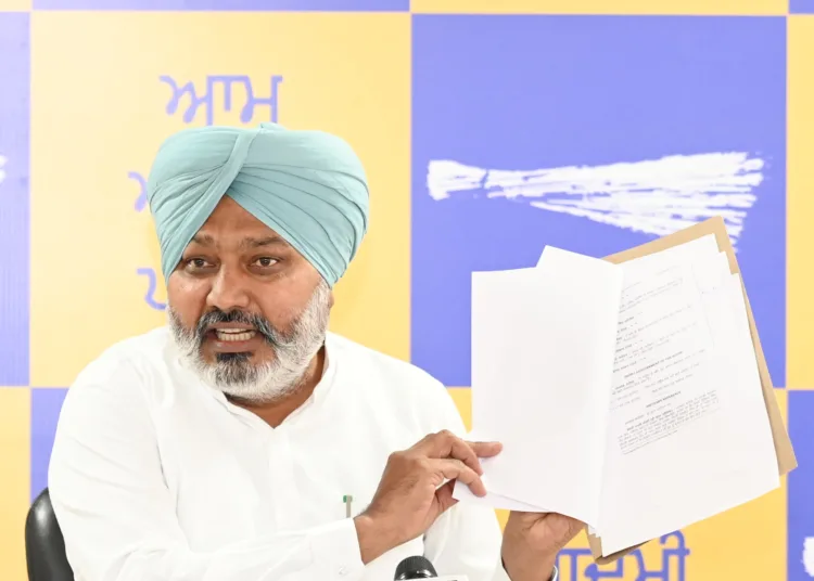 आप का विपक्ष पर तीखा हमला! हरपाल चीमा ने मजीठिया के खिलाफ कार्रवाई पर विरोधी नेताओं के दोहरे मापदंड को किया उजागर 1 Harpal Cheema