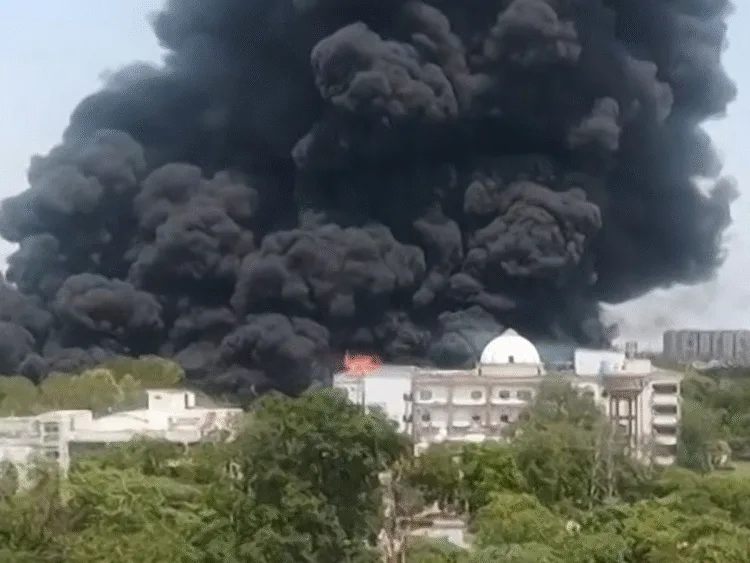 1.25 Lakh Litres Fuel से जल उठा Plane! Ahmedabad Crash में कुछ भी नहीं बचा 1 Ahmedabad Air India plane crash blaze reached 1000 degree C even dogs birds could not escape