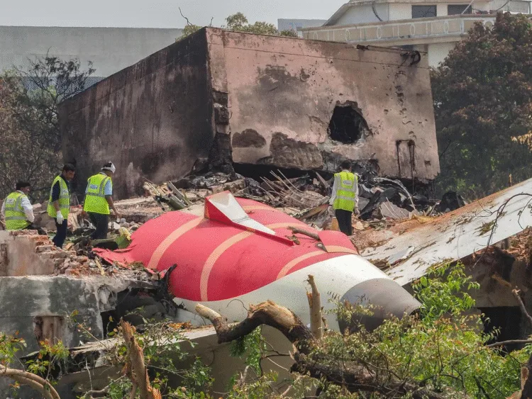Ahmedabad Plane Crash: Bird Hit या Double Engine Failure? चार बड़े खुलासे 1 Air India Ahmedabad Plane Crash Reason bird strike double engine malfunction fuel contamination