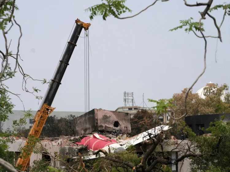 Lunch छोड़ बचाव में जुटे Local Heroes– Ahmedabad Plane Crash में Humanity ने जीता दिल 1 Air India Crash Site Dead Bodies Mangled Luggage Debris Haunt Rescuers man recounts experience