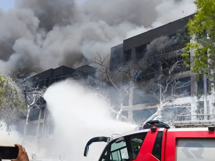 Ahmedabad में Air India का बड़ा Plane Crash! धुएं से ढका पूरा आसमान 1 Air India Passenger Plane Crash