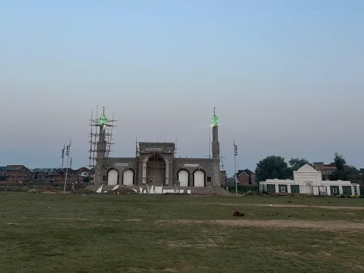 Jama Masjid बंद, Mirwaiz नजरबंद – Kashmir में फिर नहीं पढ़ी गई Eid की नमाज 1 Jama Masjid