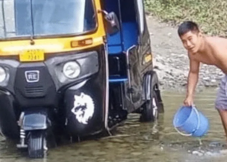 Mizoram AIZAWL Auto driver Lalhmingmuana returns 17 lakh of businessman which he forgot