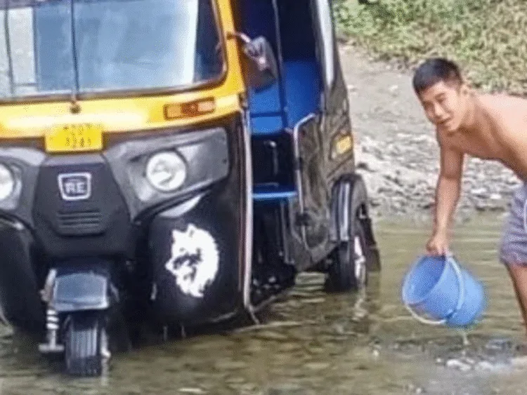 Mizoram AIZAWL Auto driver Lalhmingmuana returns 17 lakh of businessman which he forgot