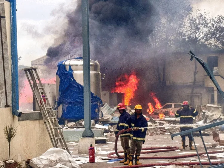Telangana Factory Blast में तबाही! Chemical Explosion ने छीनी ज़िंदगियाँ 1 Telangana Reactor blasts at pharma unit in Sanagreddy several feared dead injured